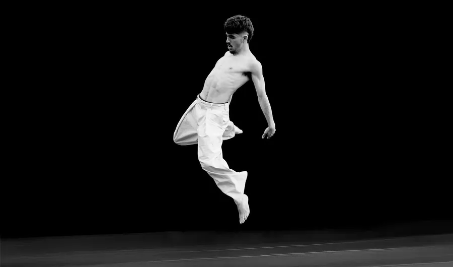 PierreDo suspendu en l'air en plein saut, photo en noir et blanc